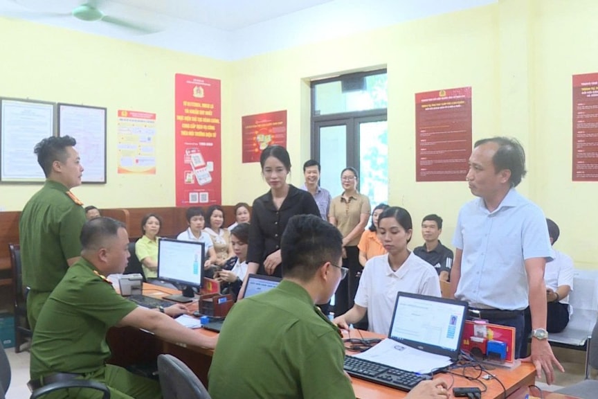 Thường trực Đảng uỷ xã Vân Đình trực tiếp kiểm tra công tác tiếp nhận và hướng dẫn thủ tục tại trụ sở Công an xã