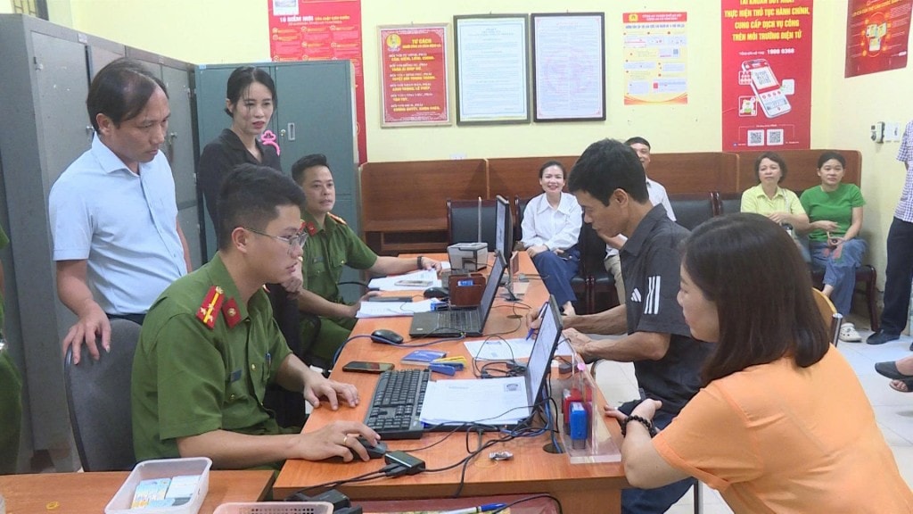 Thường trực Thường trực Đảng uỷ xã Vân Đình trực tiếp kiểm tra công tác tiếp nhận và hướng dẫn thủ tục tại trụ sở Công an xã