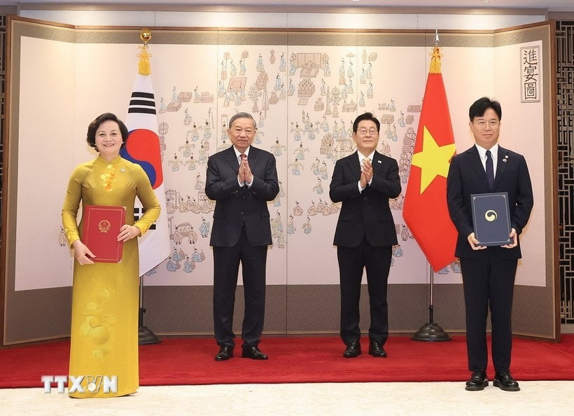 Tổng Bí thư Tô Lâm và Tổng thống Hàn Quốc Lee Jae Myung chứng kiến lễ trao Bản ghi nhớ về phái cử và tiếp nhận lao động sang làm việc tại Hàn Quốc theo chương trình EPS, ký giữa Bộ Nội vụ Việt Nam và Bộ Lao động và Việc làm Hàn Quốc. (Ảnh: Thống Nhất/TTXVN) Tổng Bí thư Tô Lâm và Tổng thống Hàn Quốc Lee Jae Myung chứng kiến lễ trao Bản ghi nhớ về phái cử và tiếp nhận lao động sang làm việc tại Hàn Quốc theo chương trình EPS, ký giữa Bộ Nội vụ Việt Nam và Bộ Lao động và Việc làm Hàn Quốc. (Ảnh: Thống Nhất/TTXVN)