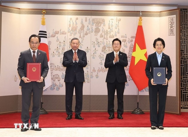 Tổng Bí thư Tô Lâm và Tổng thống Hàn Quốc Lee Jae Myung chứng kiến lễ trao Thỏa thuận sửa đổi bổ sung Bản ghi nhớ giữa Bộ Giáo dục và Đào tạo Việt Nam với Bộ Giáo dục Hàn Quốc về hợp tác giáo dục. (Ảnh: Thống Nhất/TTXVN) Tổng Bí thư Tô Lâm và Tổng thống Hàn Quốc Lee Jae Myung chứng kiến lễ trao Thỏa thuận sửa đổi bổ sung Bản ghi nhớ giữa Bộ Giáo dục và Đào tạo Việt Nam với Bộ Giáo dục Hàn Quốc về hợp tác giáo dục. (Ảnh: Thống Nhất/TTXVN)