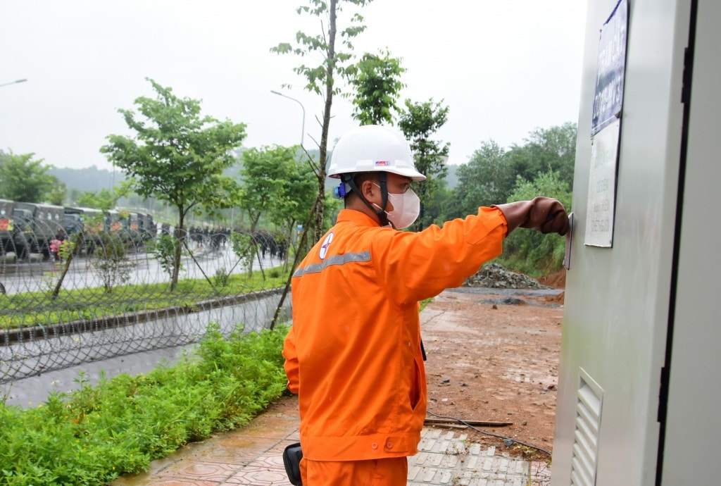 Công nhân EVNHANOI kiểm tra thiết bị điện tại Đại học Quốc gia Hà Nội - Nơi tập trung của lực lượng Công an nhân dân Công nhân EVNHANOI kiểm tra thiết bị điện tại Đại học Quốc gia Hà Nội - Nơi tập trung của lực lượng Công an nhân dân