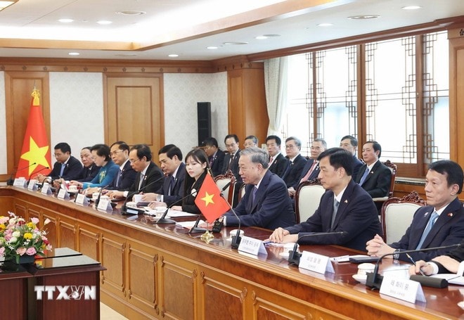 Tổng Bí thư Tô Lâm và đoàn Việt Nam tại cuộc hội kiến Thủ tướng Hàn Quốc Kim Min Seok. (Ảnh: Thống Nhất/TTXVN)
