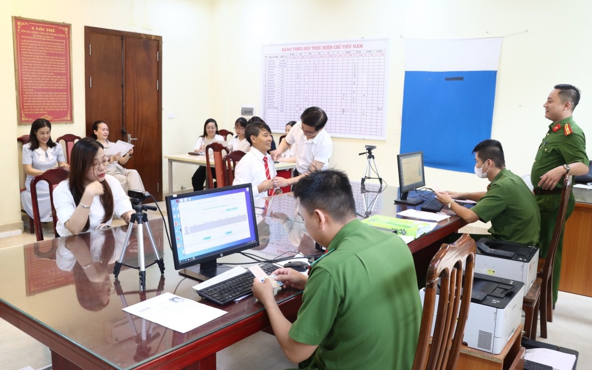 Công an Hà Nội đồng loạt đổi thẻ đảng viên gắn chip