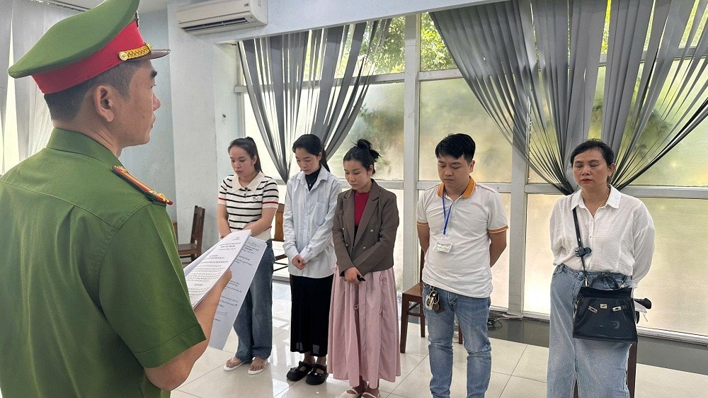 Công an TP Đà Nẵng tống đạt các quyết định khởi tố vụ án, khởi tố bị can đối với 7 đối tượng là quản lý nhân sự và nhân viên tại Phòng khám Đa Khoa quốc tế Đà Nẵng (Ảnh: CA)