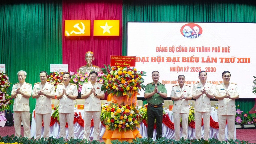 Thượng tướng Phạm Thế Tùng, Ủy viên Ban Thường vụ Đảng ủy Công an Trung ương, Thứ trưởng Bộ Công an tặng hoa chúc mừng đại hội