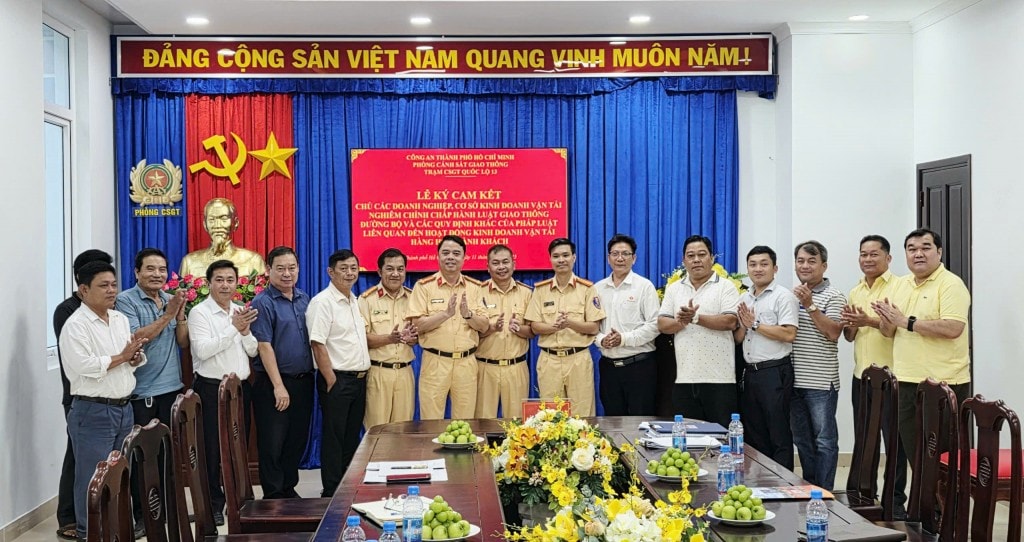Sau lễ ký kết, các doanh nghiệp sẽ về phổ biến cho nhân viên tài xế các quy định, đảm bảo an toàn giao thông