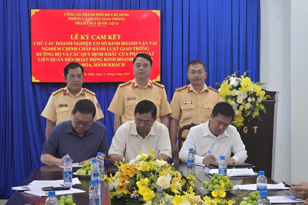 Doanh nghiệp vận tải ký cam kết