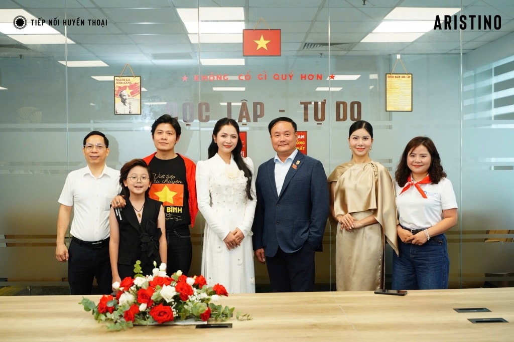 Các nghệ sĩ, người nổi tiếng cùng