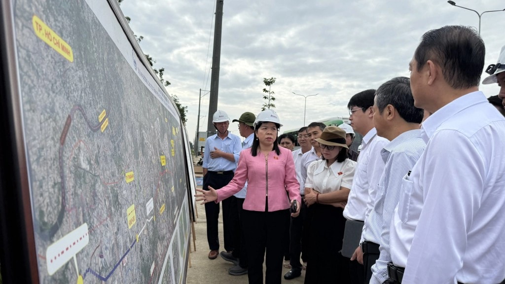Bà Nguyễn Thị Ngọc Xuân trao đổi với lãnh đạo địa phương về công tác bồi thường, bàn giao mặt bằng dự án cao tốc.