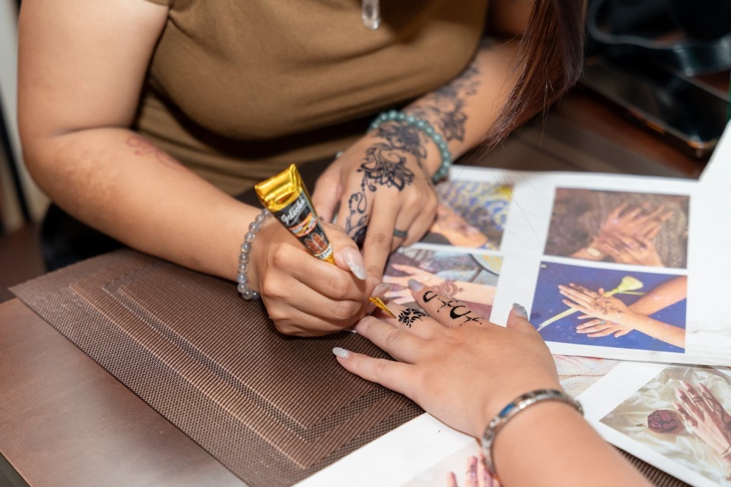 Với các hoạt động đặc sắc như vẽ henna, múa truyền thống Việt Nam và Ấn Độ, cùng giai điệu Bollywood, sự kiện đã tạo nên một cầu nối văn hóa sống động và đáng nhớ.