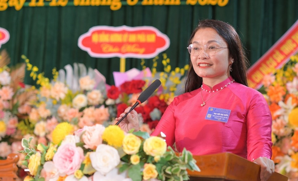Đồng chí Nguyễn Thị Hà Tân - Tỉnh ủy viên, Phó Bí thư chuyên trách Đảng ủy UBND tỉnh phát biểu chỉ đạo tại đại hội (ảnh: BHT)