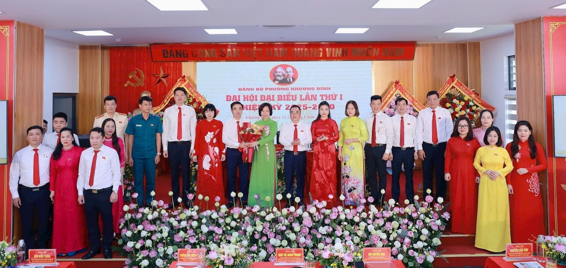 y viên Ban Thường vụ Thành ủy, Bí thư Đảng ủy, Chủ tịch HĐND phường Thanh Xuân Bùi Huyền Mai tặng hoa chúc mừng đại hội