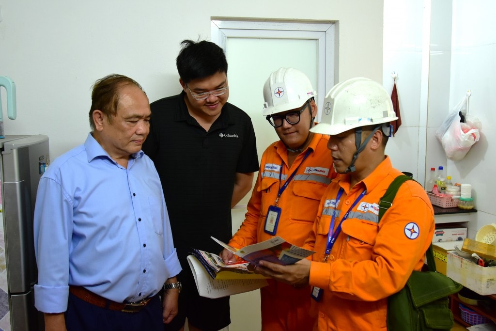 Công nhân EVNHANOI phối hợp với tổ dân phố tuyên truyên an toàn điện, phòng chống cháy nổ tại nhà trọ thuộc phường Hà Đông Công nhân EVNHANOI phối hợp với tổ dân phố tuyên truyên an toàn điện, phòng chống cháy nổ tại nhà trọ thuộc phường Hà Đông