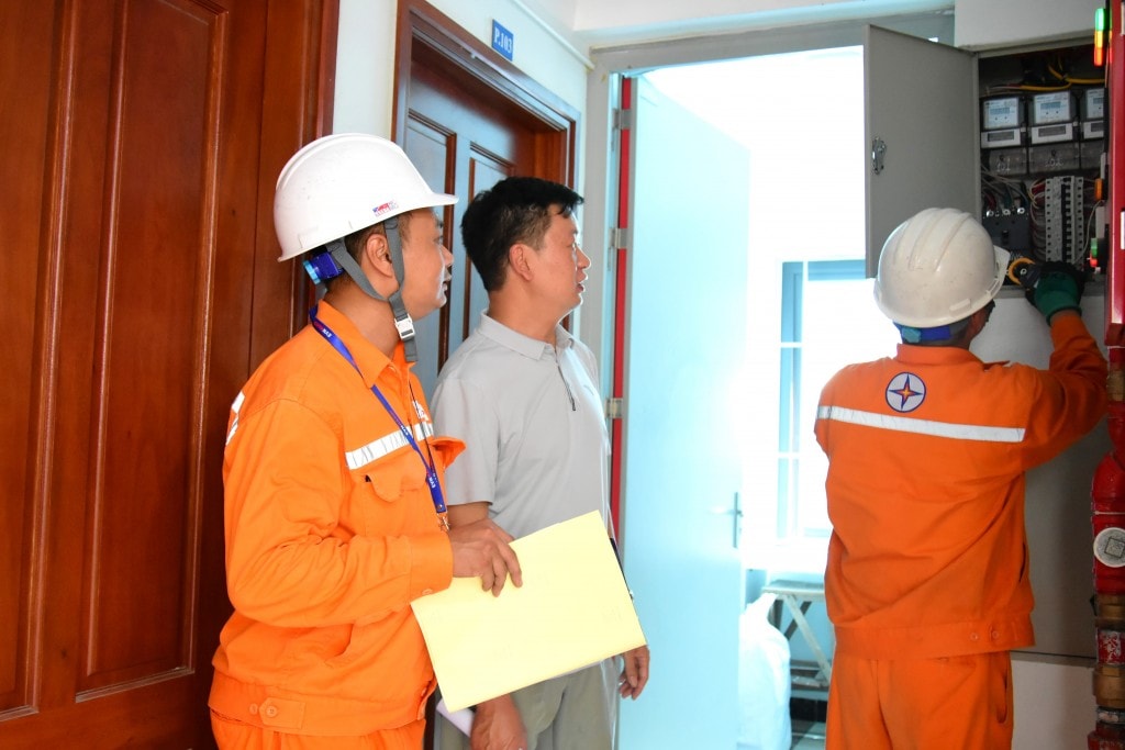 Công nhân EVNHANOI kiểm tra thiết bị điện tại khu vực cho thuê trọ thuộc phường Hà Đông Công nhân EVNHANOI kiểm tra thiết bị điện tại khu vực cho thuê trọ thuộc phường Hà Đông