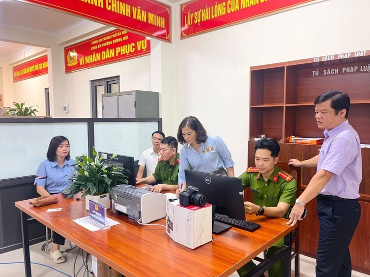 đảng viên Đảng bộ cơ quan Đảng chuẩn bị chụp lại ảnh thẻ đảng đảng viên Đảng bộ cơ quan Đảng chuẩn bị chụp lại ảnh thẻ đảng