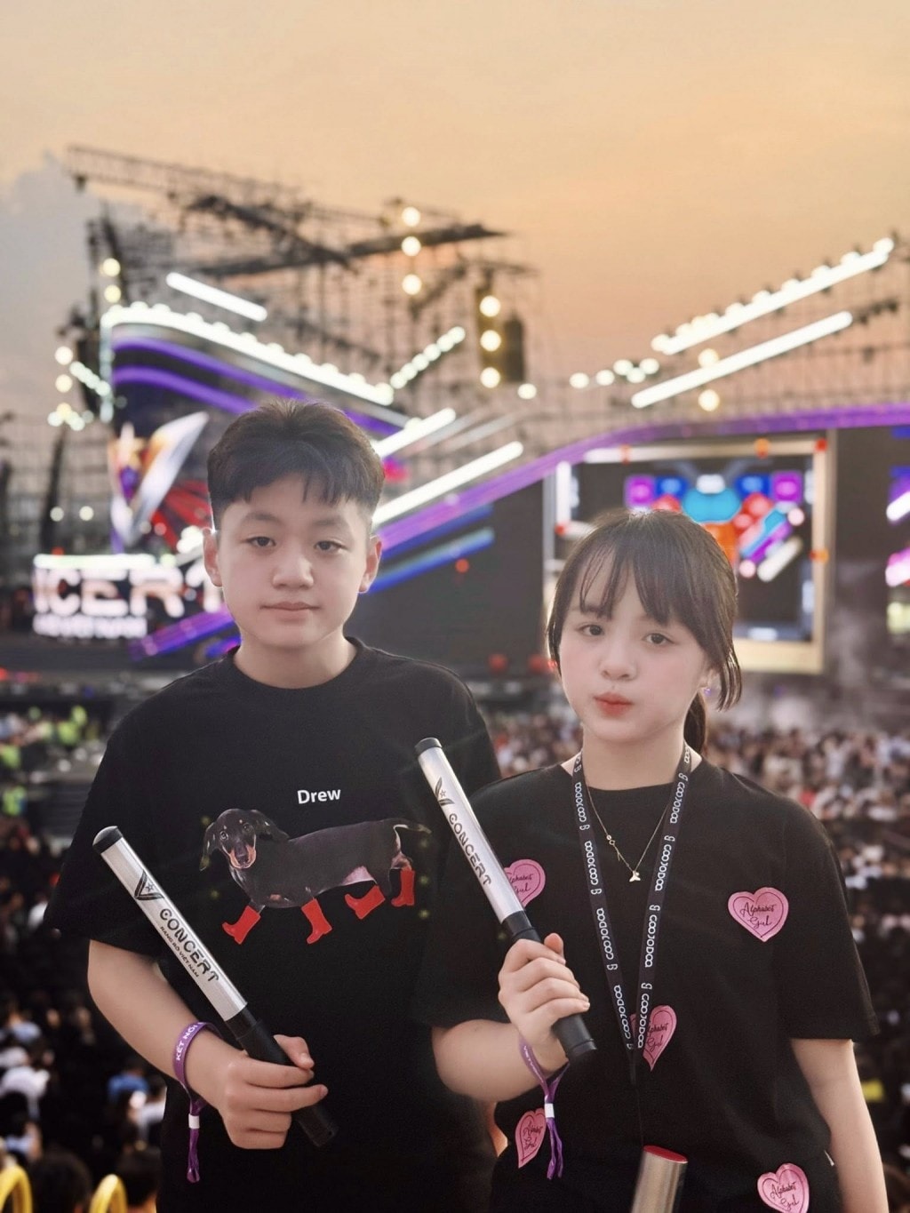 Hai con của chị Uyên tự hào vì được bố mẹ cho tham dự chương trình Tổ quốc trong tim Hai con của chị Uyên tự hào vì được bố mẹ cho tham dự chương trình Tổ quốc trong tim