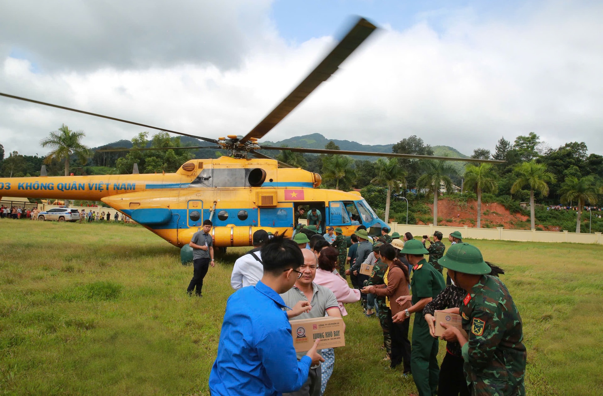 luc-luong-vu-trang-cung-nguoi-dan-van-chuyen-nhu-yeu-pham-tu-may-bay-truc-thang-den-cac-khu-vuc-bi-anh-huong-cua-lu-quet-sat-lo-dat-tai-xa-na-son-tinh-dien-bien-thang-8-2025.-anh-vgp.jpg