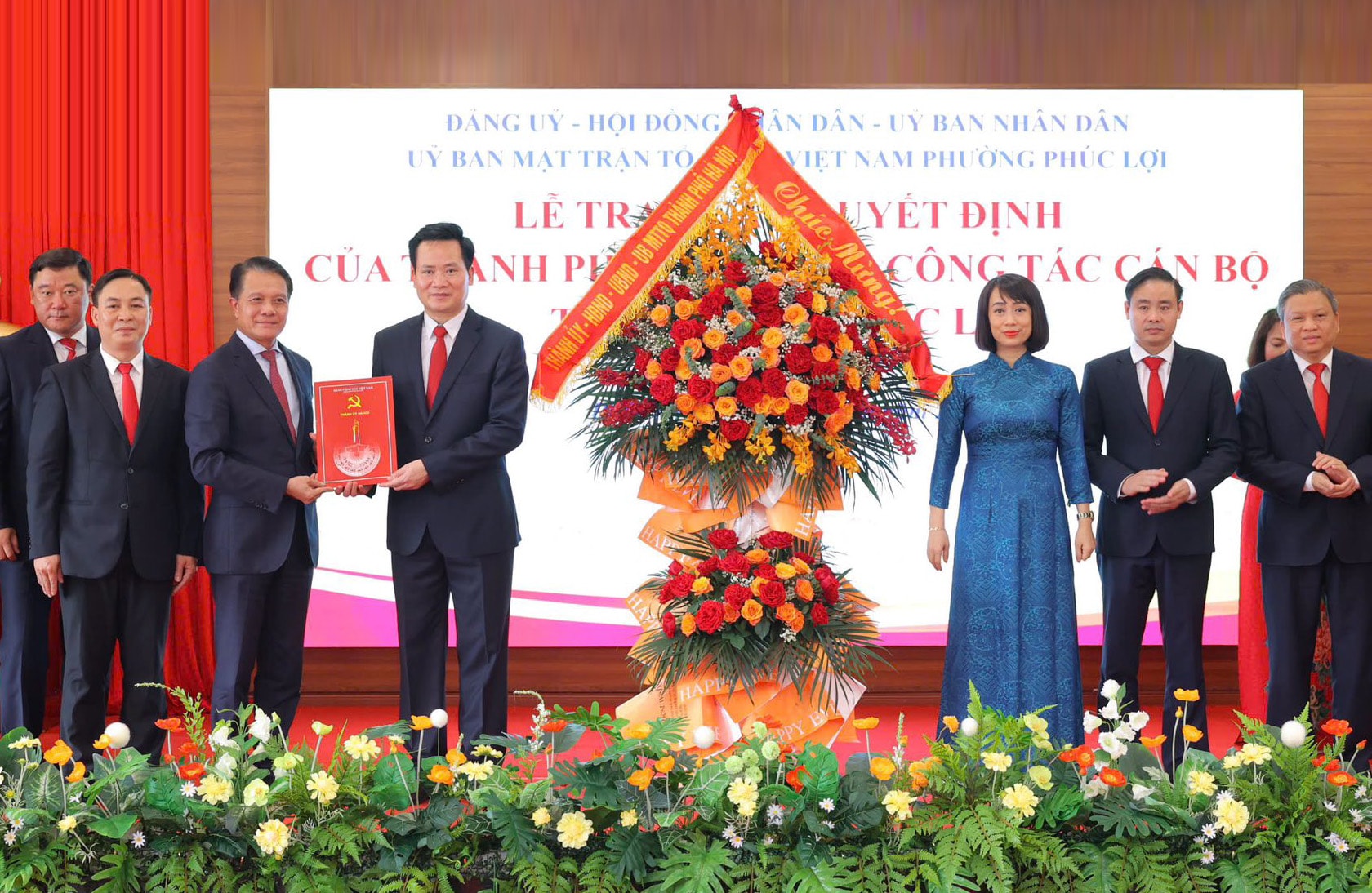 chu-nhiem-uy-ban-kiem-tra-thanh-uy-ha-noi-hoang-trong-quyet-trao-quyet-dinh-cho-ban-chap-hanh-dang-bo-phuong-phuc-loi..jpg