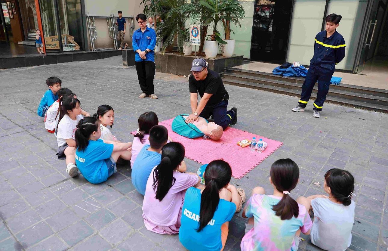 huong-dan-thieu-nhi-ky-nang-so-cuu-nguoi-bi-nan-tai-cau-lac-bo-sinh-hoat-he-nam-2025-cua-phuong-thanh-xuan..jpg