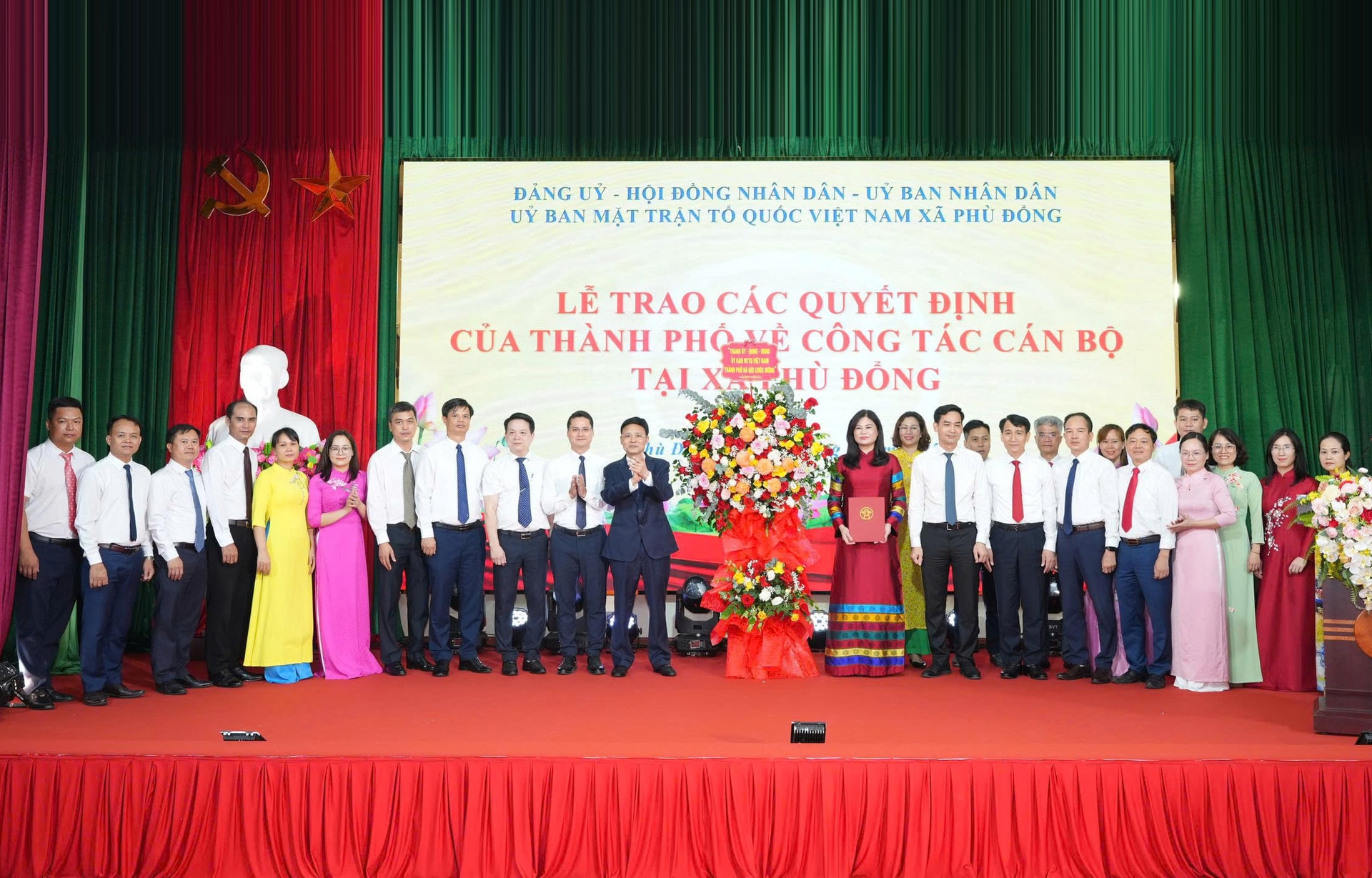 pho-chu-tich-hdnd-thanh-pho-ha-noi-pham-qui-tien-trao-quyet-dinh-ve-cong-tac-nhan-su-tai-xa-phu-dong.-anh-nguyen-son.jpg