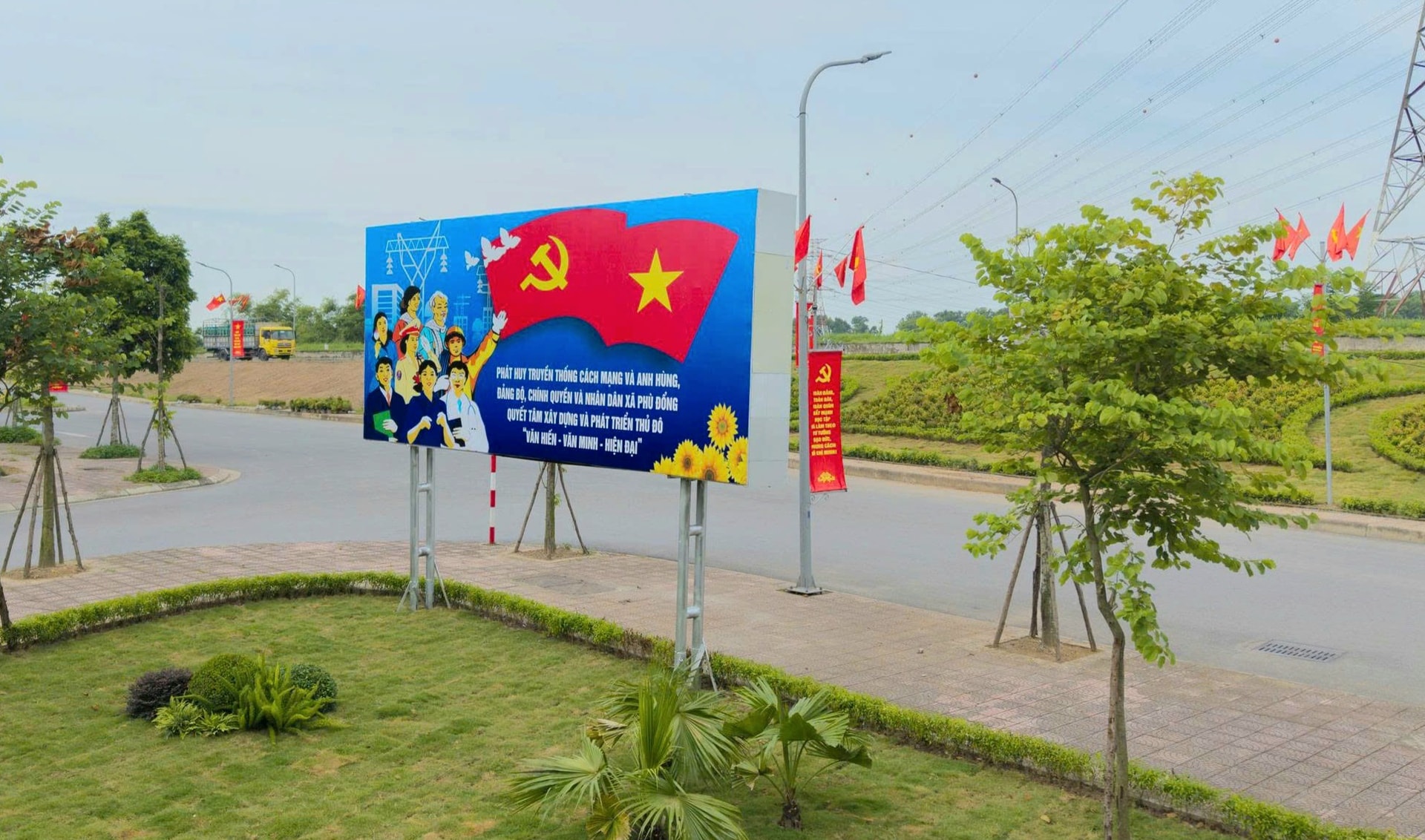Trên các tuyến đường xã Phù Đổng rực rỡ cờ hoa, khẩu hiệu, biểu ngữ chào mừng đại hội. Ảnh: Nguyễn Sơn