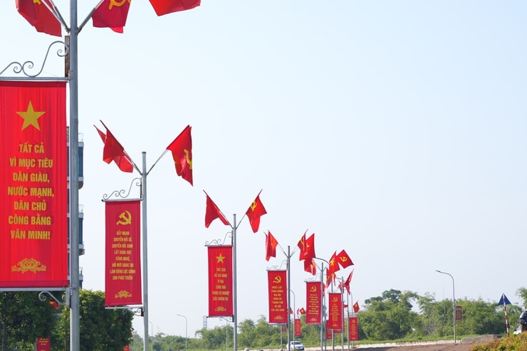 Trên cc tuyến đường xã Phù Đổng rực rỡ cờ hoa, khẩu hiệu, biểu ngữ chào mừng đại hội. Ảnh: Nguyễn Sơn