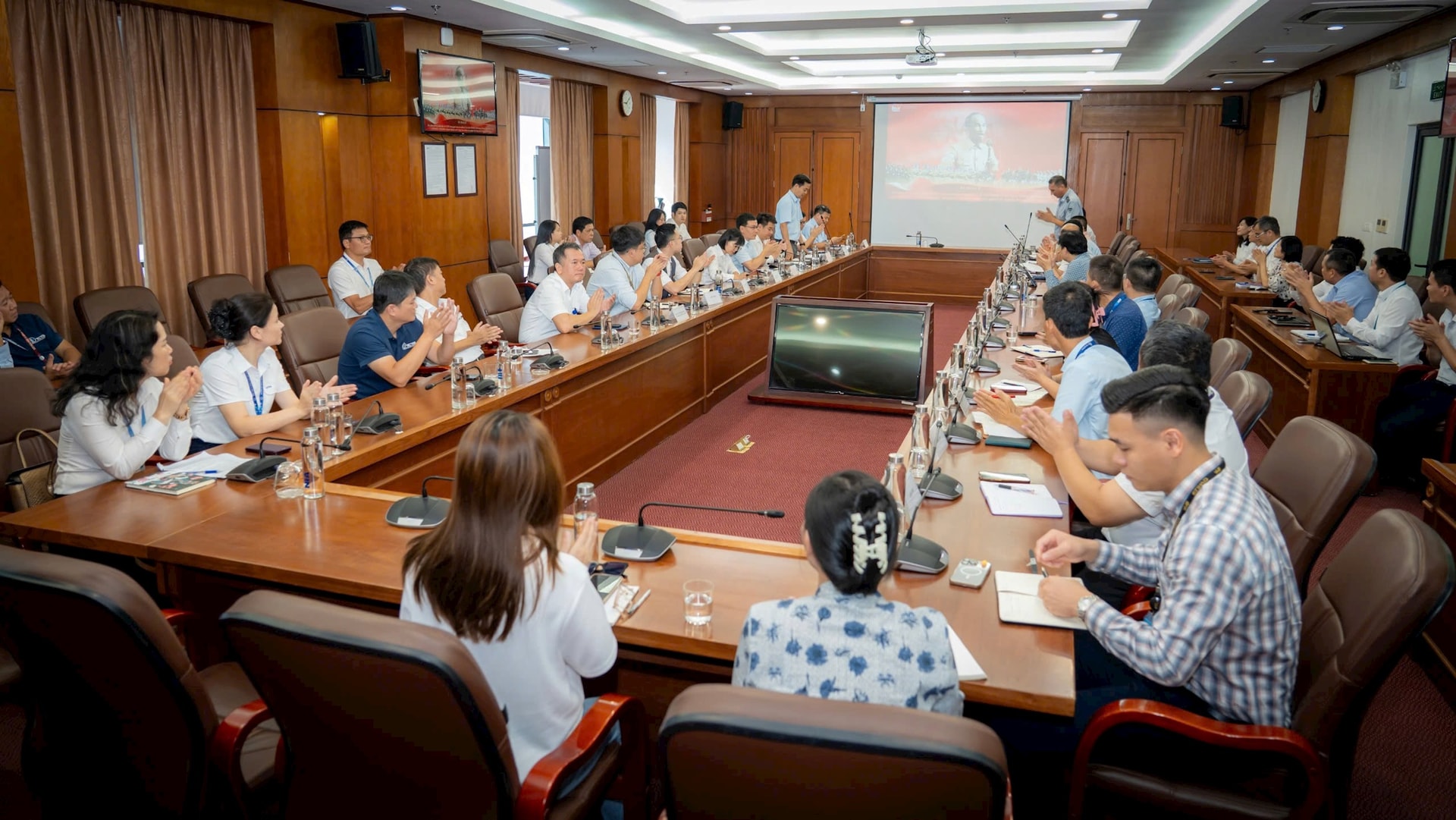 toan-canh-hoi-nghi-hiep-dong-phuong-an-dieu-hanh-bay-tai-cang-hkqt-noi-bai-ngay-12.8.jpg