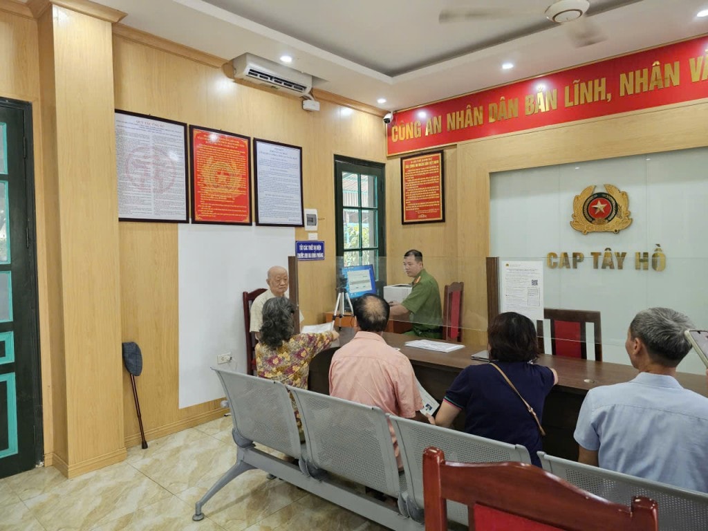 Công an phường Tây Hồ tăng tốc tiến độ đổi thẻ đảng viên