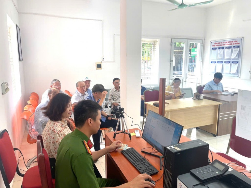 Đảng uỷ Công an phường Tây Hồ đã bố trí 3 địa điểm để triển khai tiếp nhận làm đổi thẻ cho các đảng viên, các đồng chí Bí thư Chi bộ. Đảng uỷ Công an phường Tây Hồ đã bố trí 3 địa điểm để triển khai tiếp nhận làm đổi thẻ cho các đảng viên, các đồng chí Bí thư Chi bộ.