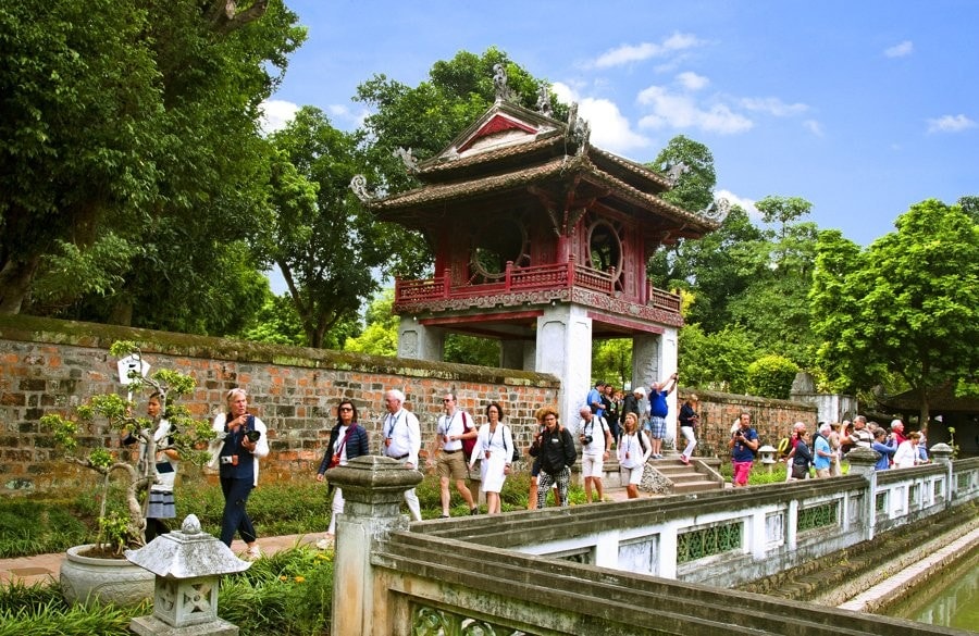 Khách du lịch quốc tế thăm Văn miếu Hà Nội.