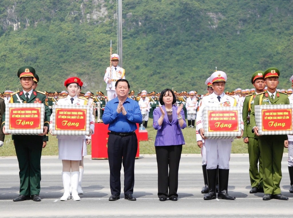 Trưởng ban Tuyên giáo và Dân vận Trung ương Nguyễn Trọng Nghĩa và Bí thư Thành ủy Hà Nội Bùi Thị Minh Hoài tặng quà các lực lượng Quân đội, Công an tập luyện diễu binh, diễu hành A80. Ảnh: Viết Thành