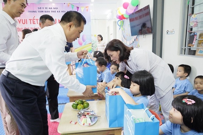 Sở Y tế tặng quà cho trẻ em không nơi nương tựa tại Trung tâm bảo trợ xã hội 3 Hà Nội nhân ngày 1/6.
