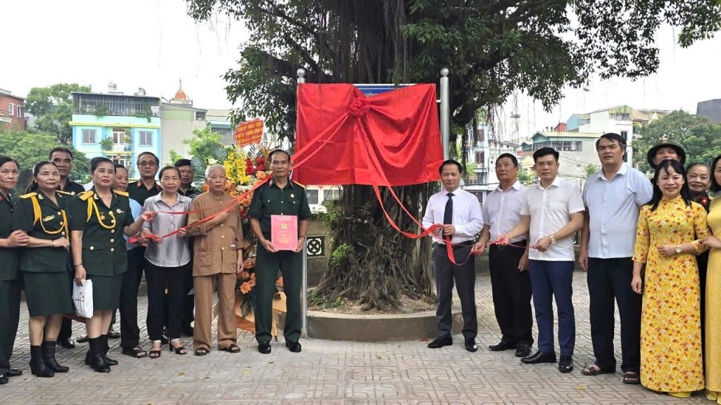 Các đ/c Lãnh đạo Phường và các đại biểu thực hiện nghi thức khánh thành mô hình