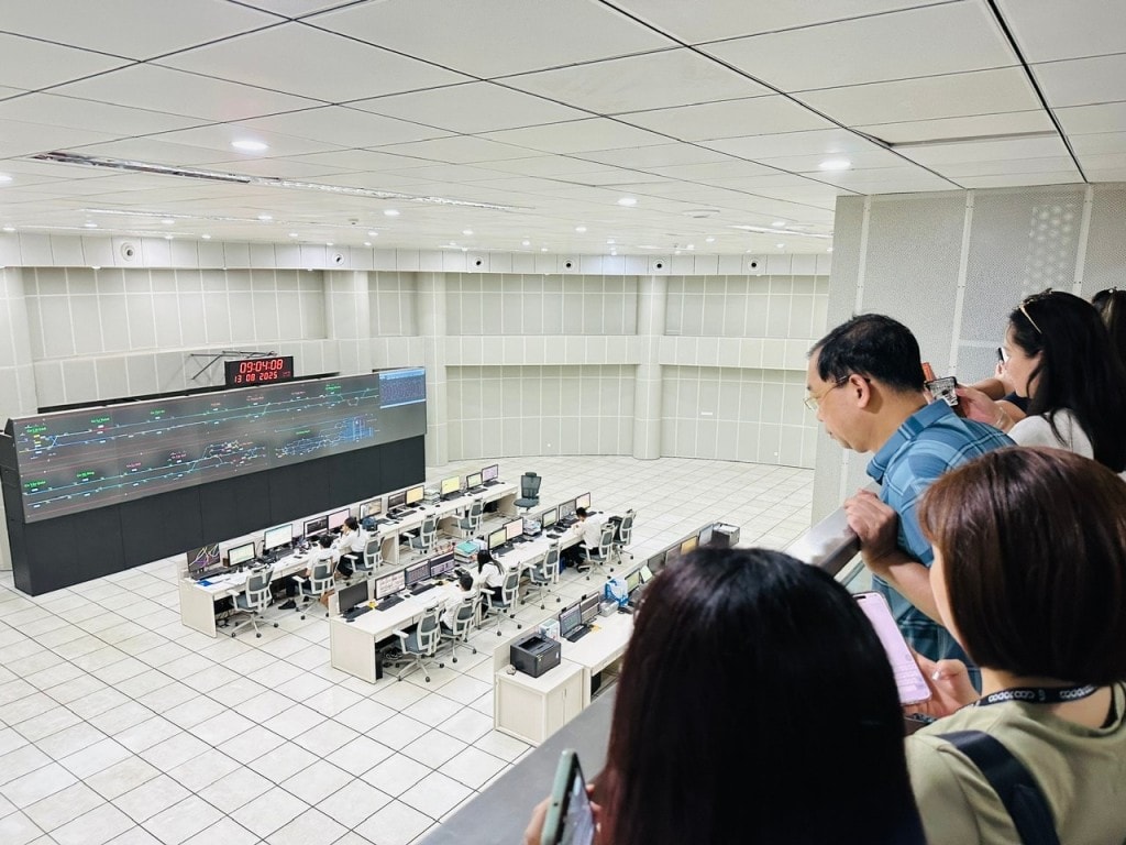 Du khách tham quan mô hình đầu não của Metro Hà Nội