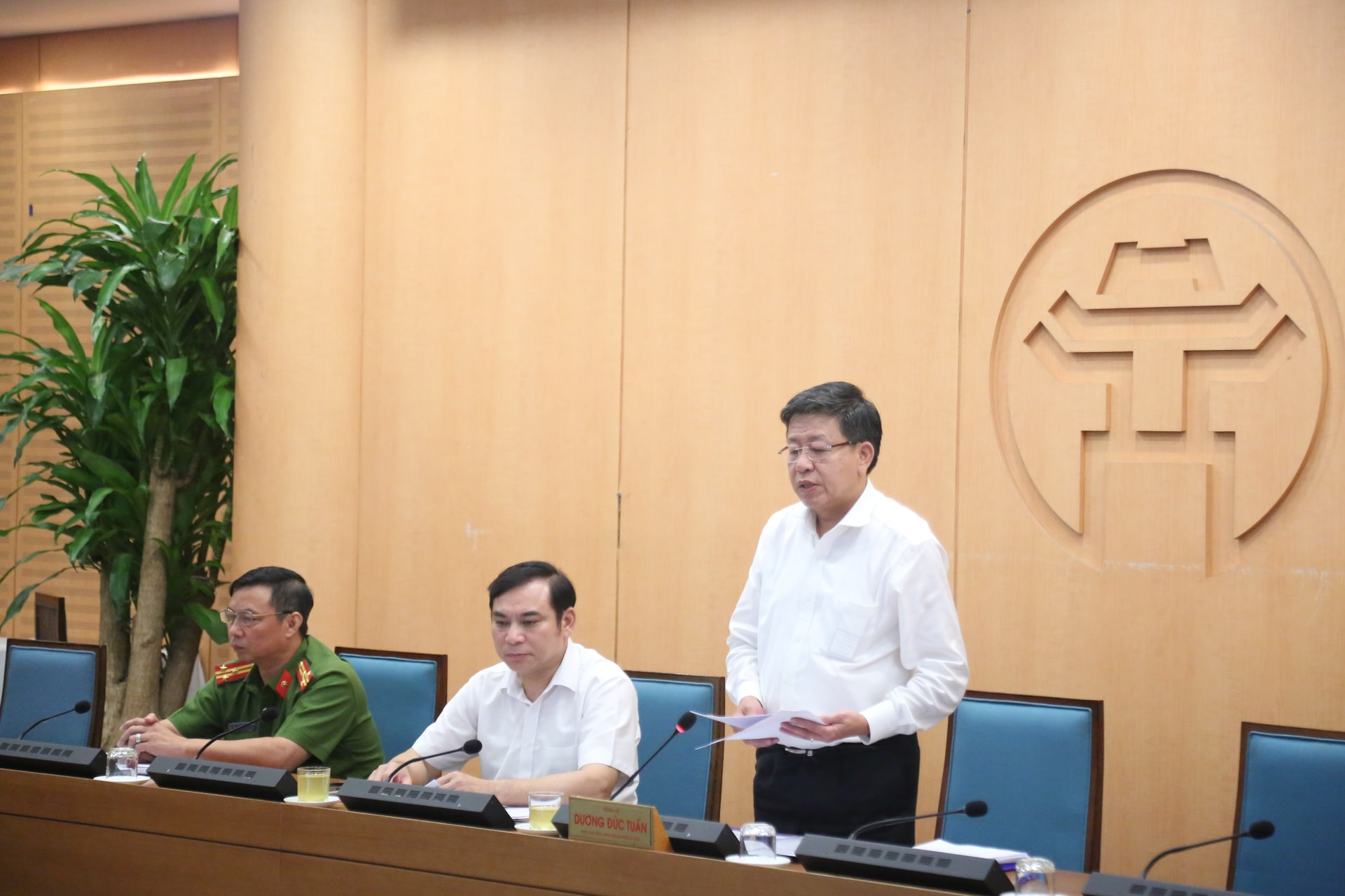 Phó Chủ tịch UBND thành phố Hà Nội Dương Đức Tuấn báo cáo tại hội nghị. Ảnh: Tuấn Khải Phó Chủ tịch UBND thành phố Hà Nội Dương Đức Tuấn báo cáo tại hội nghị. Ảnh: Tuấn Khải