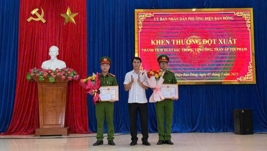 Lãnh đạo phường Điện Bàn Đông (TP Đà Nẵng) khen thưởng đột xuất Công an phường vì thành tích xuất sắc trong công tác đấu tranh phòng, chống tội phạm