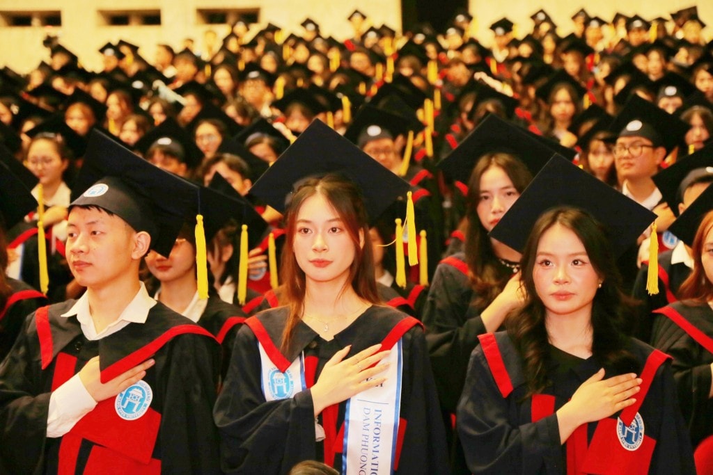 Các tân cử nhân rời giảng đường đại học bước sang một hành trình mới đầy thách thức