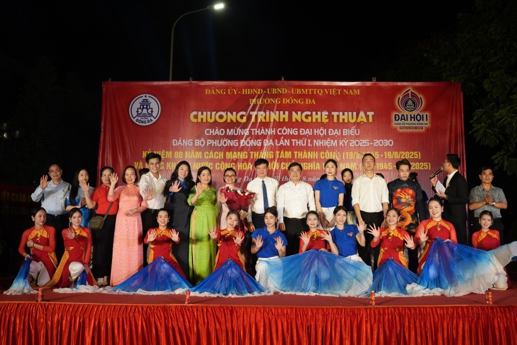 Các đại biểu chụp hình lưu niệm tại chương trình