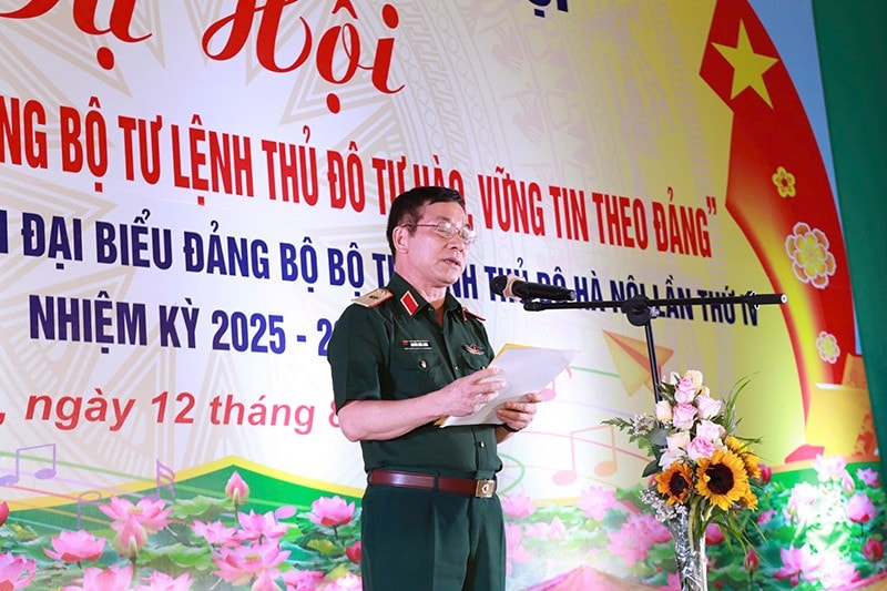 Thiếu tướng Nguyễn Khắc Nhân - Phó Chính ủy Bộ Tư lệnh Thủ đô Hà Nội phát biểu tại Dạ hội chào mừng thành công Đại hội