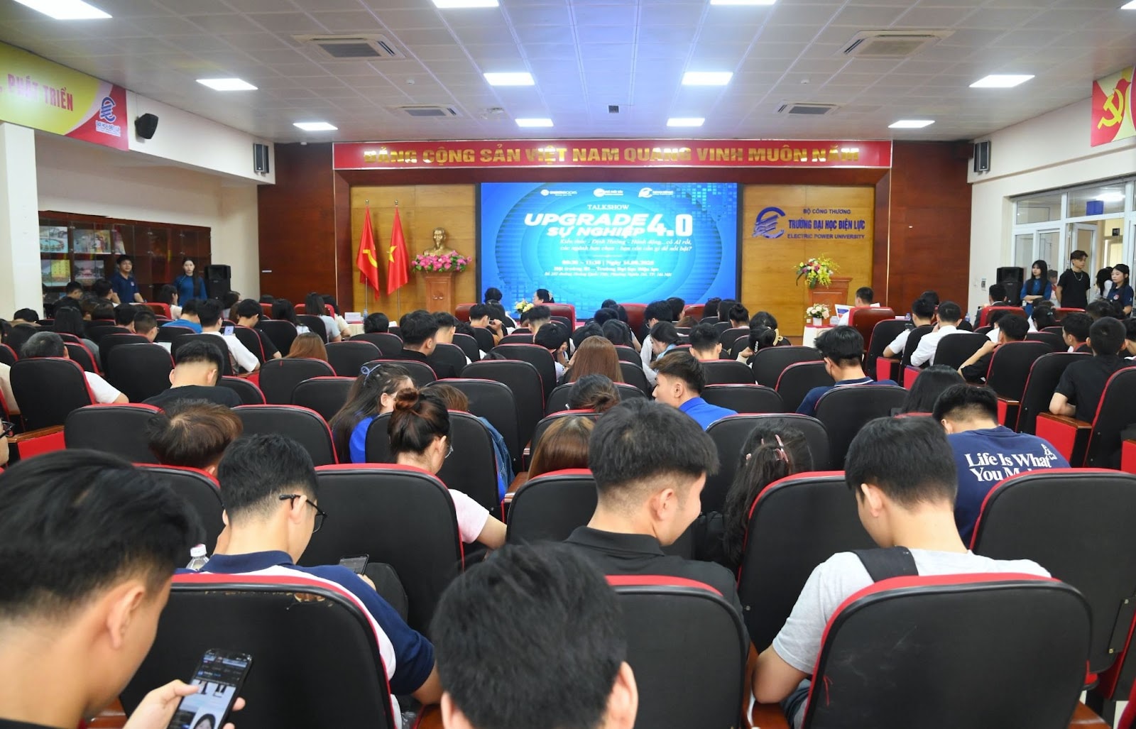 1-quang-canh-talk.jpg