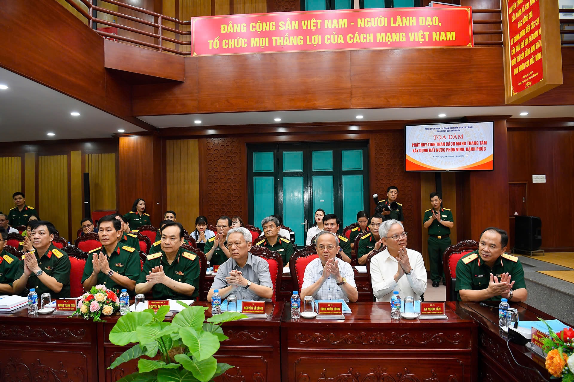 dai-bieu-2.jpg