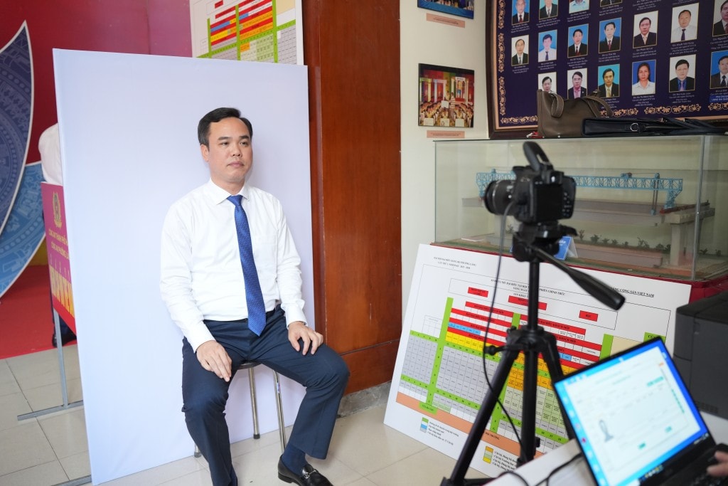 Đồng chí Nguyễn Hồng Dân - Bí thư Đảng ủy, Chủ tịch HĐND Phường Láng (TP Hà Nội) tiên phong thực hiện cấp đổi thẻ đảng mới Đồng chí Nguyễn Hồng Dân - Bí thư Đảng ủy, Chủ tịch HĐND Phường Láng (TP Hà Nội) tiên phong thực hiện cấp đổi thẻ đảng mới