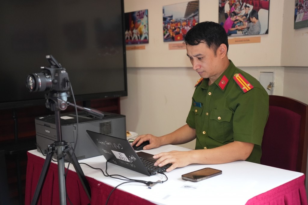 Lực lượng công an phường sẽ hỗ trợ các đảng viên cấp đổi thẻ đảng nhanh chóng Lực lượng công an phường sẽ hỗ trợ các đảng viên cấp đổi thẻ đảng nhanh chóng