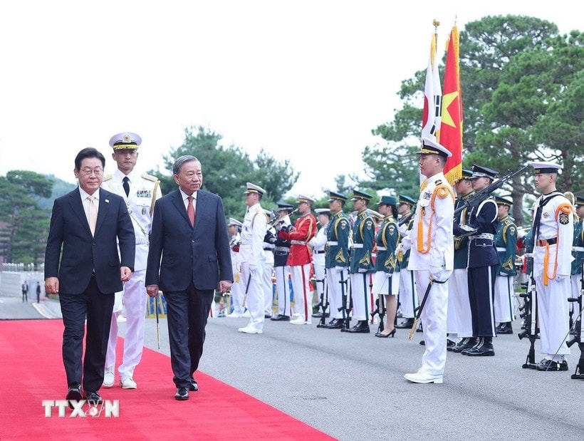 Tổng thống Lee Jae Myung và Tổng Bí thư Tô Lâm duyệt đội danh dự tại Lễ đón. (Ảnh: Thống Nhất/TTXVN)