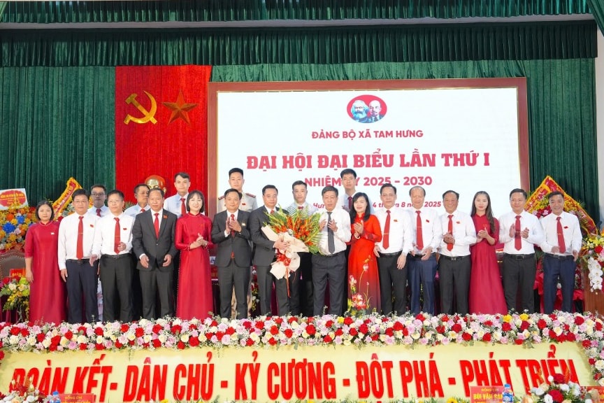 Ban Chấp hành Đảng bộ xã Tam Hưng ra mắt tại Đại hội