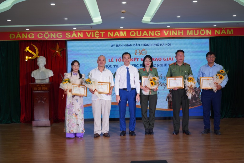 Ban Tổ chức trao giải tới các tác giả