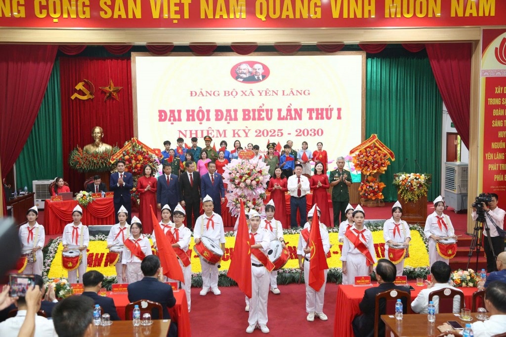 Các đoàn thể chính trị xã hội và Nhân dân chúc mừng đại hội Các đoàn thể chính trị xã hội và Nhân dân chúc mừng đại hội