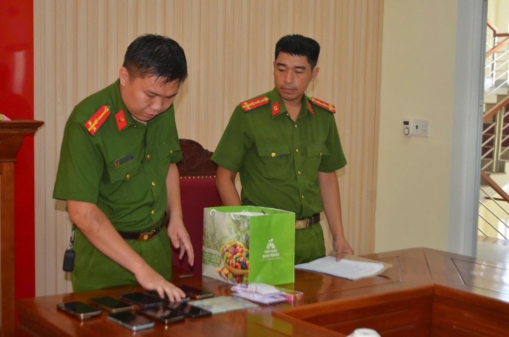 Công an phường Trường Vinh kiểm tra tang vật vụ án