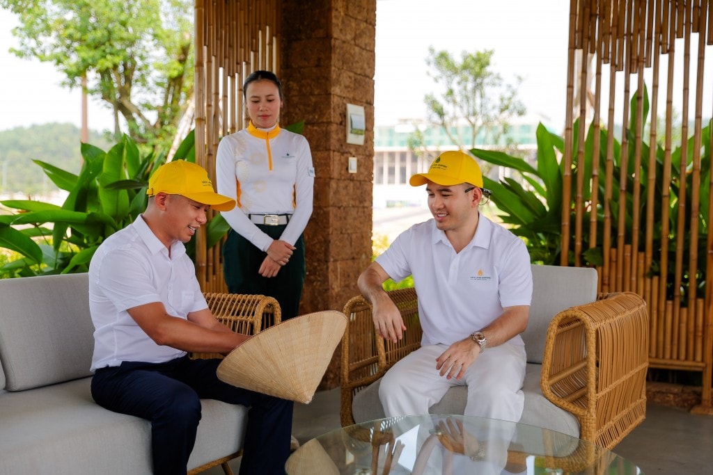 NTK Lê Thanh Hòa thiết kế đồng phục riêng cho CBNV Văn Lang Empire T&T Golf Club