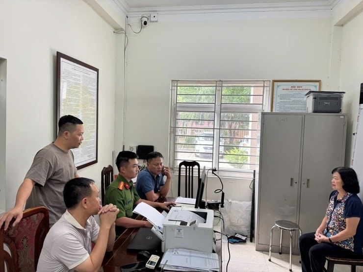 Thực hiện nghĩa vụ của đảng viên kê khai, nhập dữ liệu và chụp ảnh đổi thẻ đảng viên. Thực hiện nghĩa vụ của đảng viên kê khai, nhập dữ liệu và chụp ảnh đổi thẻ đảng viên.